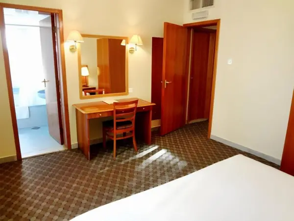 Emirates Plaza Hotel 4