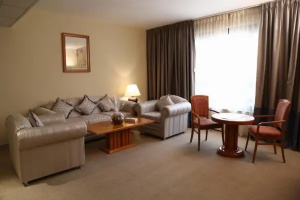 Emirates Plaza Hotel 7